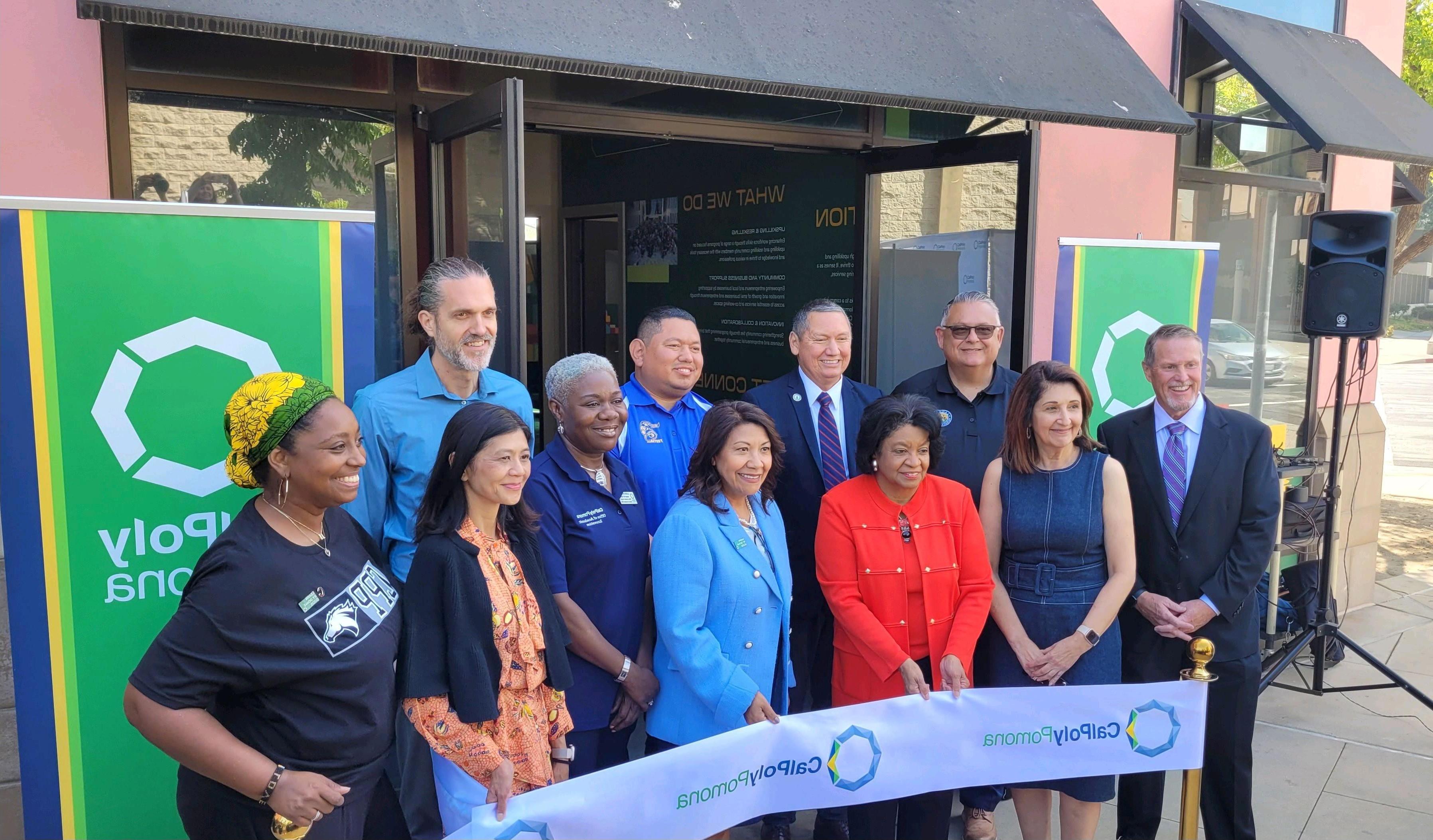 Cal Poly Innovation Hub Picture - with PUSD staff, City of Pomona Mayor and Special Guests